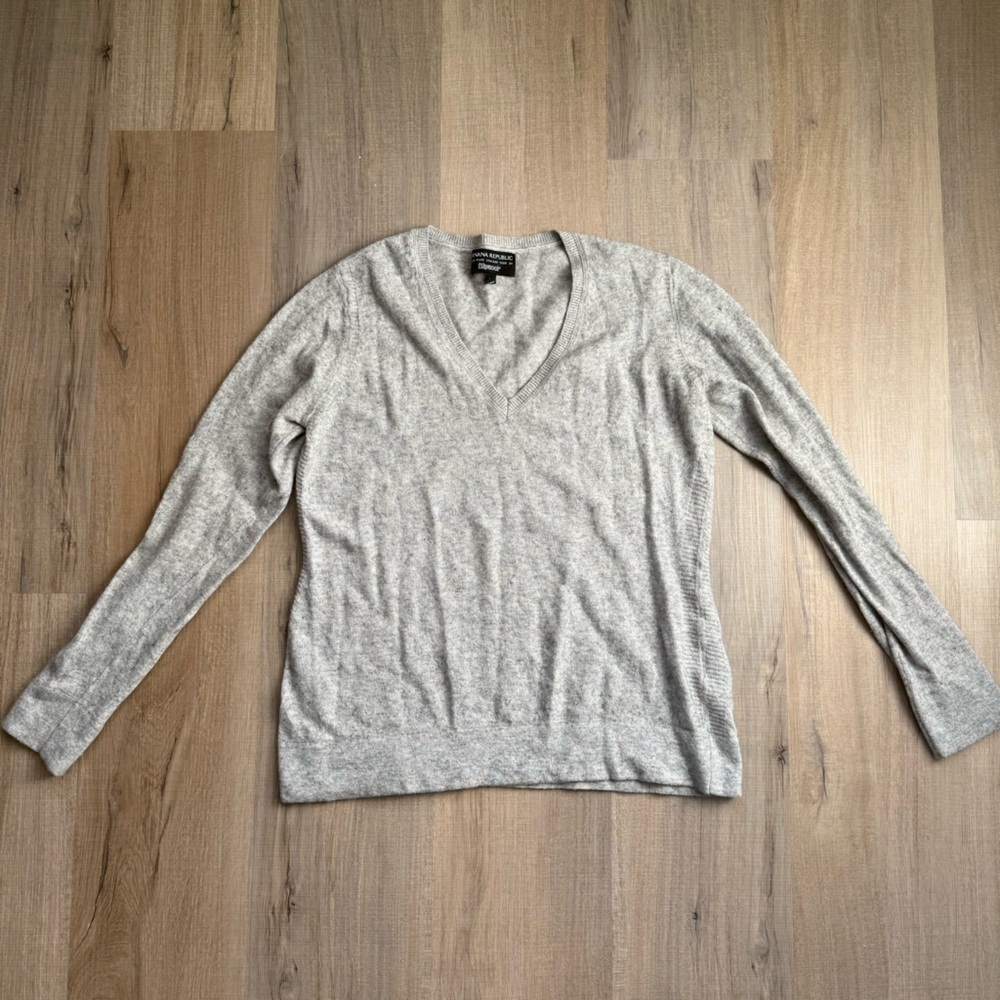 Banana Republic Light Gray V-Neck Wool Blend Cashmere Women’s Sweater